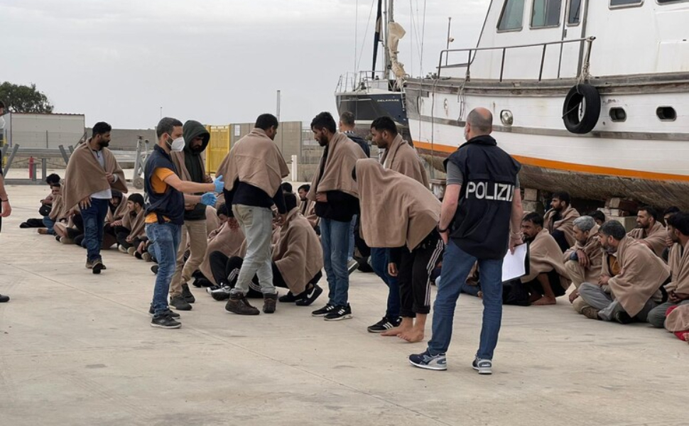 Migranti: tre sbarchi in 16 ore nel porto di Roccella Ionica, in tutto 173 persone 51 sbarco roccella jonica maggio 2024