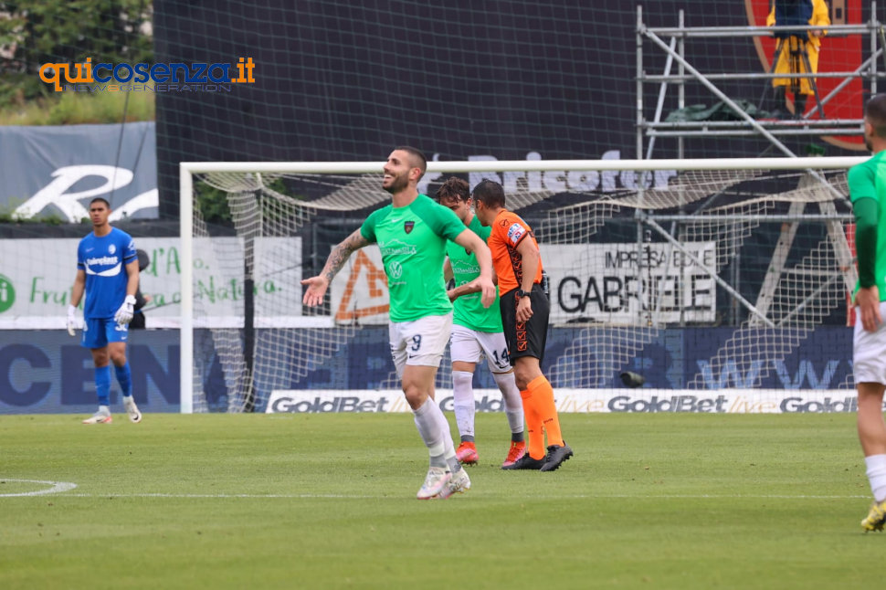Eurogoal di Tutino, Ascoli battuto 1 a 0. Cosenza con la salvezza in tasca e un pensiero ai play-off 62 scoli Cosenza Tutino Goal