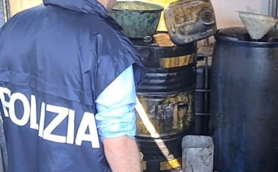 stoccaggio illecito rifiuti polizia 03