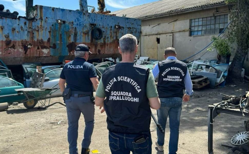 stoccaggio illecito rifiuti polizia