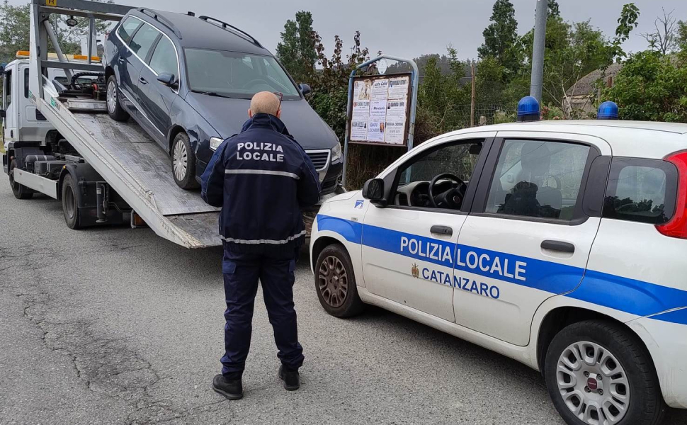 veicoli polizia locale abbandono catanzaro 02