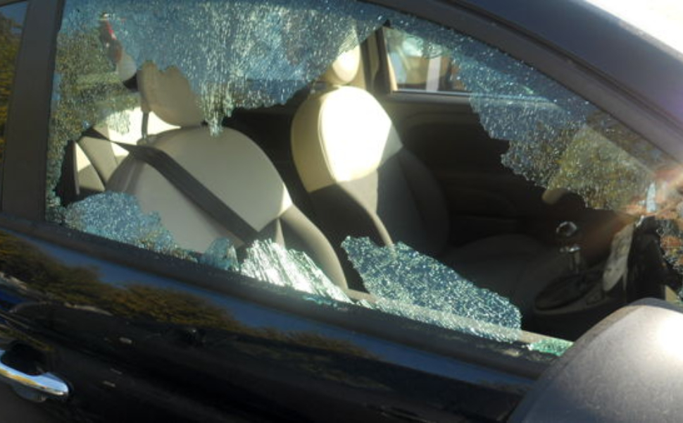 vetro-rotto_furto-auto.