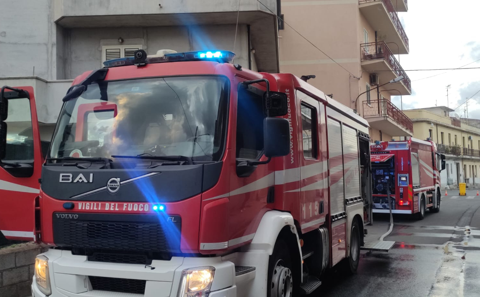 Scoppia l'incendio in uno stabile con batterie al litio: famiglia evacuata e danni ingenti 51 vigili-del-fuoco-siderno