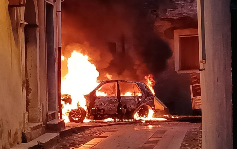 Terrore a Lungro, incendiate tre auto ad un imprenditore: salvate due persone dalle fiamme 58 Lungro1