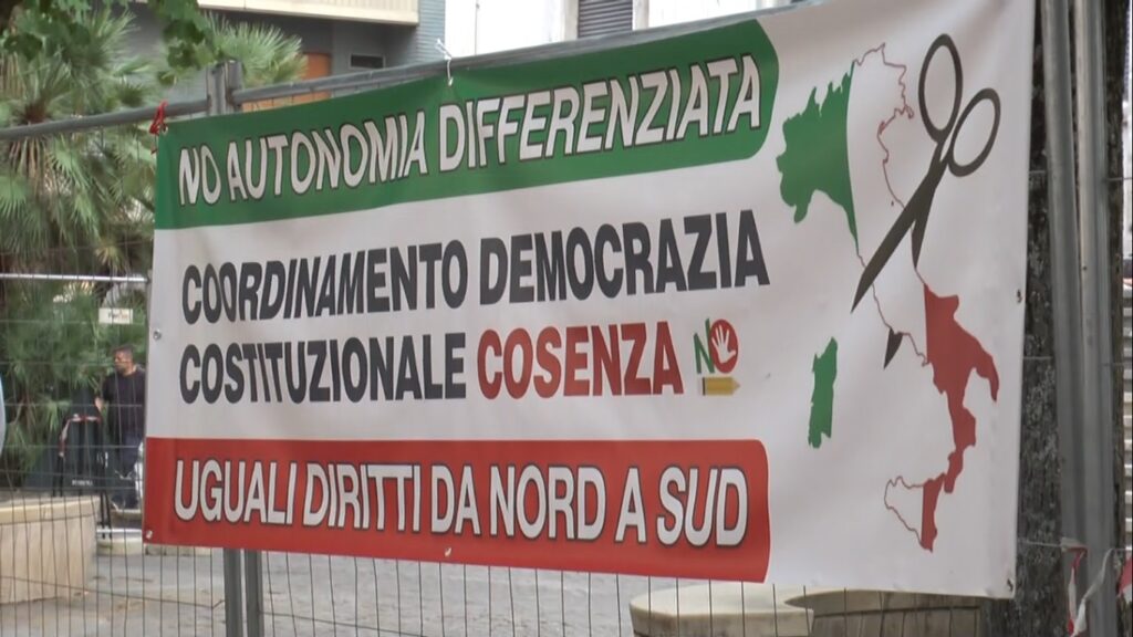 Cosenza si schiera contro l'autonomia differenziata: la protesta in piazza 1 Protesta autonomia differeziata