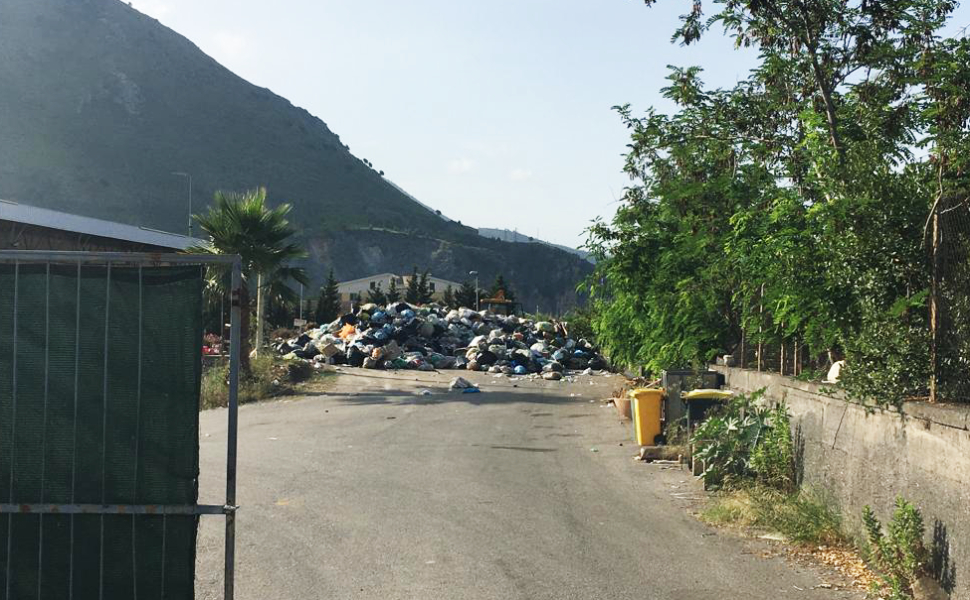 Rifiuti ammassati Praia a Mare