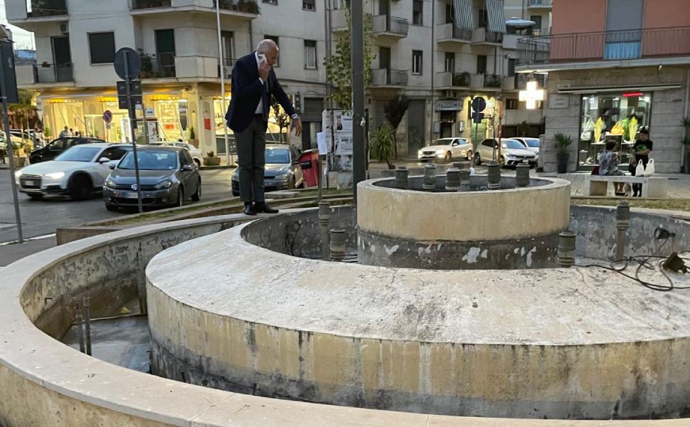 Sindaco Caruso fontane piazza loreto 02