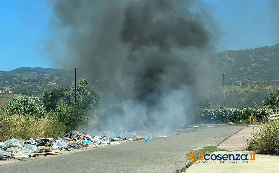 fiamme rifiuti incendio viale principe rende 01