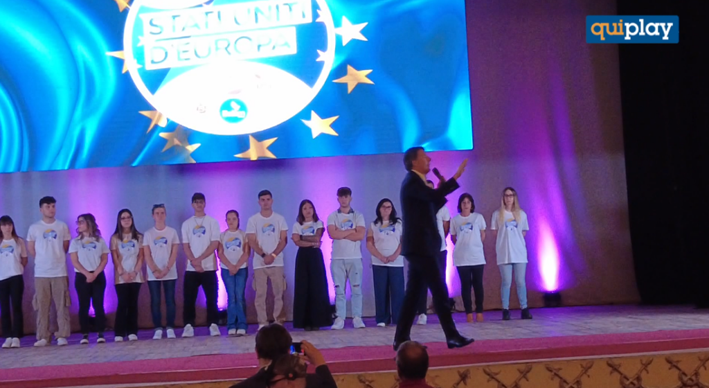 Renzi a Cosenza: "gli Stati Uniti d'Europa vogliono bene alle istituzioni, la Lega no" 1 foto renzi