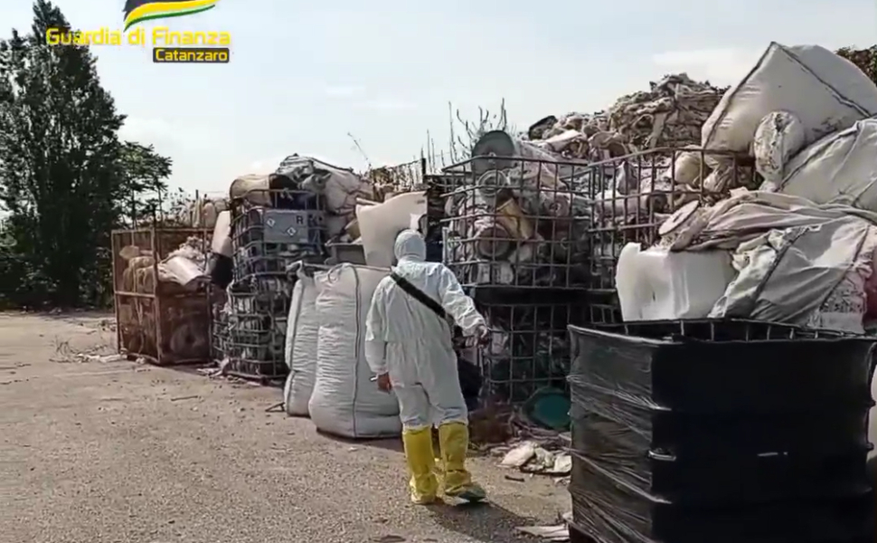 guardia finanza rifiuti lamezia 01