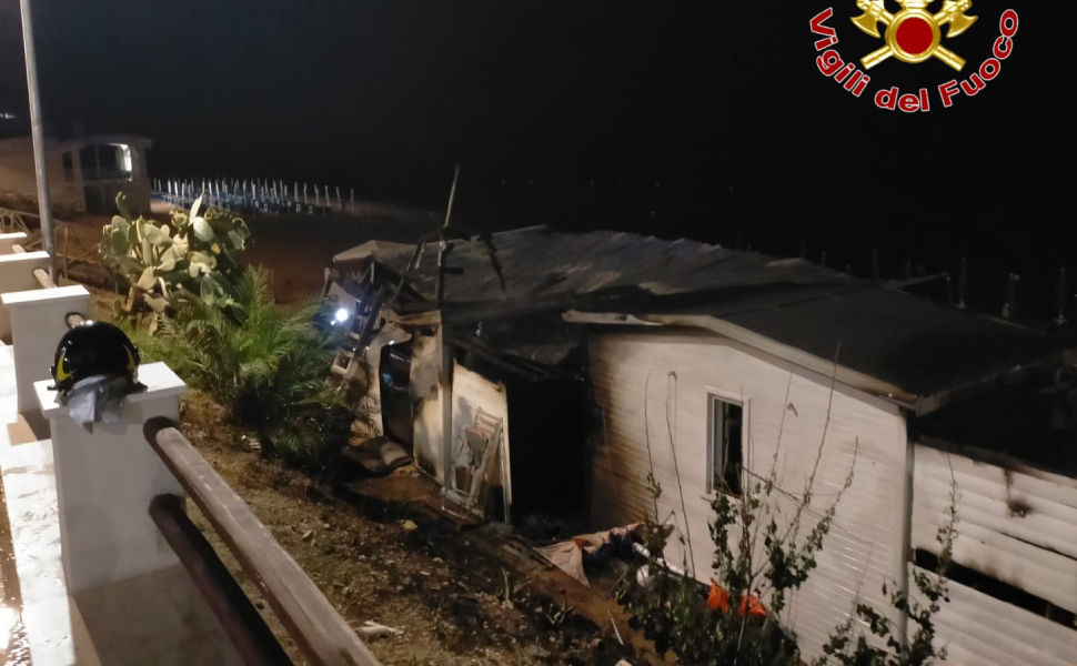 incendio scannas beach vigili del fuoco isola capo rizzuto 01