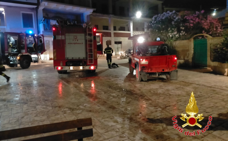 incendio scannas beach vigili del fuoco isola capo rizzuto 02