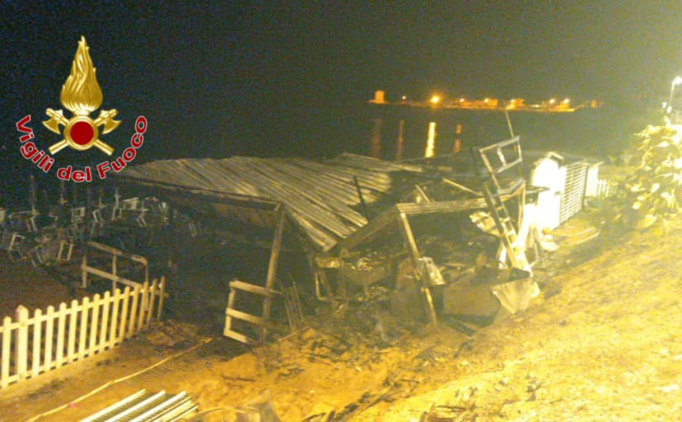incendio scannas beach vigili del fuoco isola capo rizzuto 03