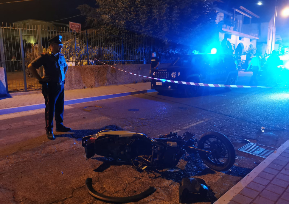 Violento incidente nel Cosentino, scontro auto moto: gravi due giovani 68 incidente 1