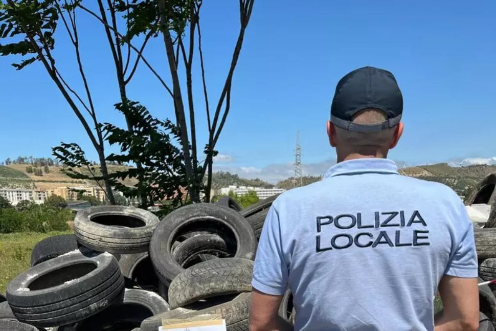 Sequestrate due discariche abusive: su 300 metri trovati rifiuti tossici e pneumatici usati 51 polizia locale