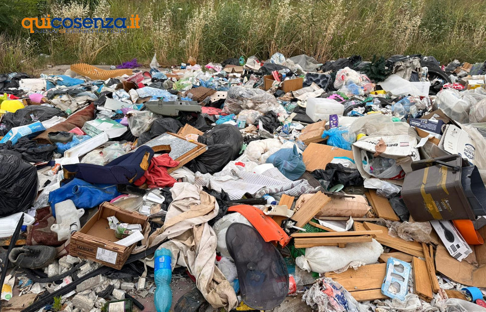 Rende, il comune dichiara guerra agli "zozzoni": telecamere e denunce penali contro l'abbandono dei rifiuti 66 rifiuti Rende discarica a cielo aperto_11