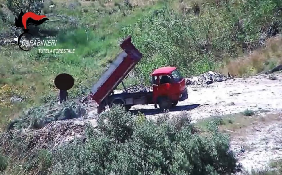 rifiuti scaricati abusivamente