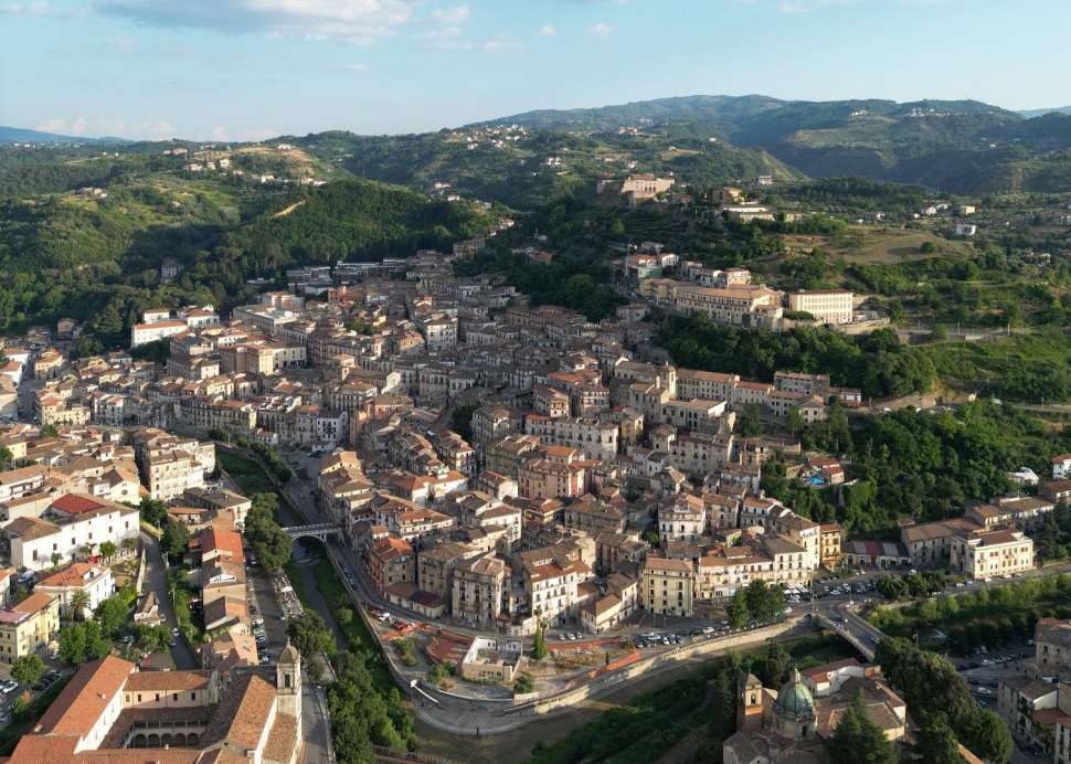 Cosenza, emergenza casa e caro affitti. Alimena: “Recuperare immobili inutilizzati e rafforzare il social housing” 54 Cosenza panorama centro storico