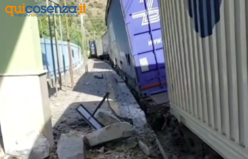 Treno merci deragliato