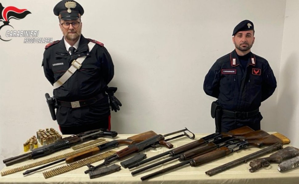 Foto armi da guerra sequestro