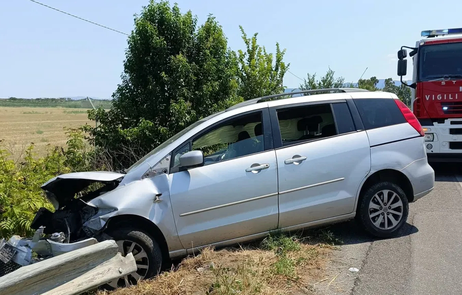 auoto finisce fuori strada