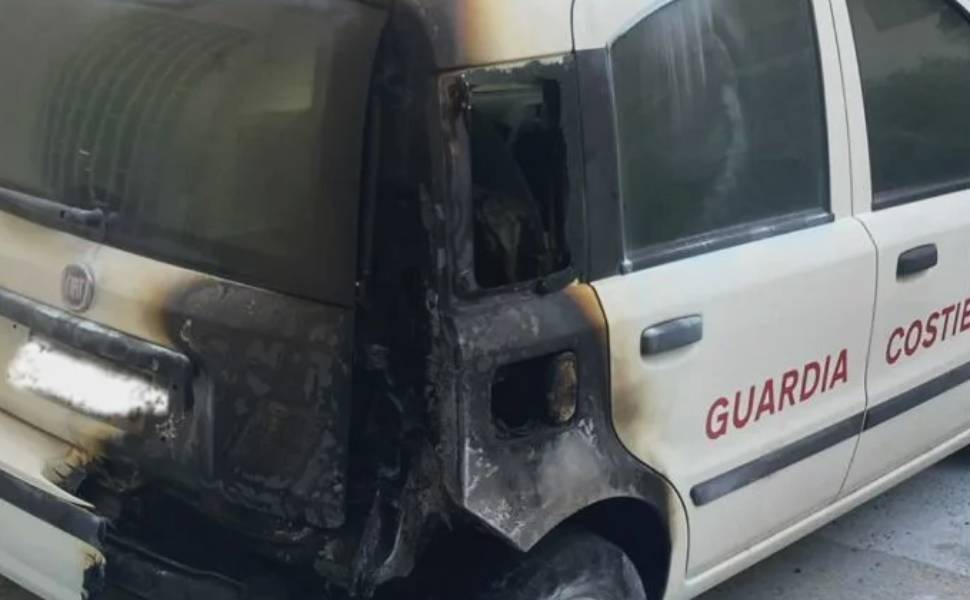 auto incendio guardia costiera praia mare