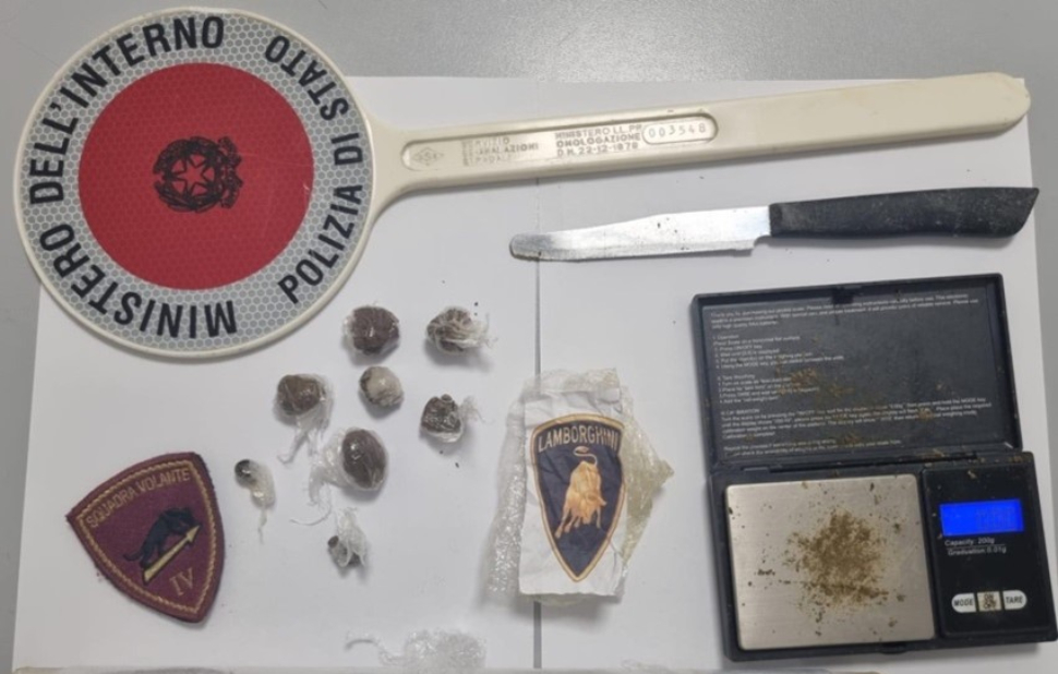 beccato con 8 involucri di hashish