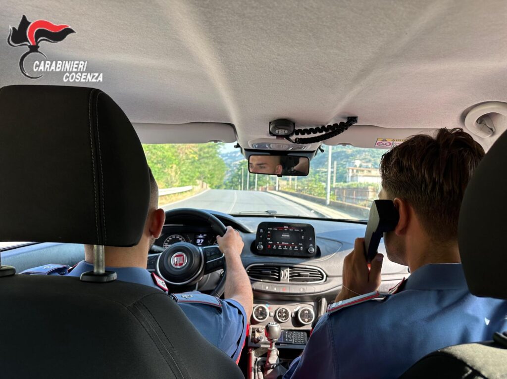 Cetraro, chiuso un bar ritrovo di delinquenti nel centro storico 1 carabinieri in macchina cetraro