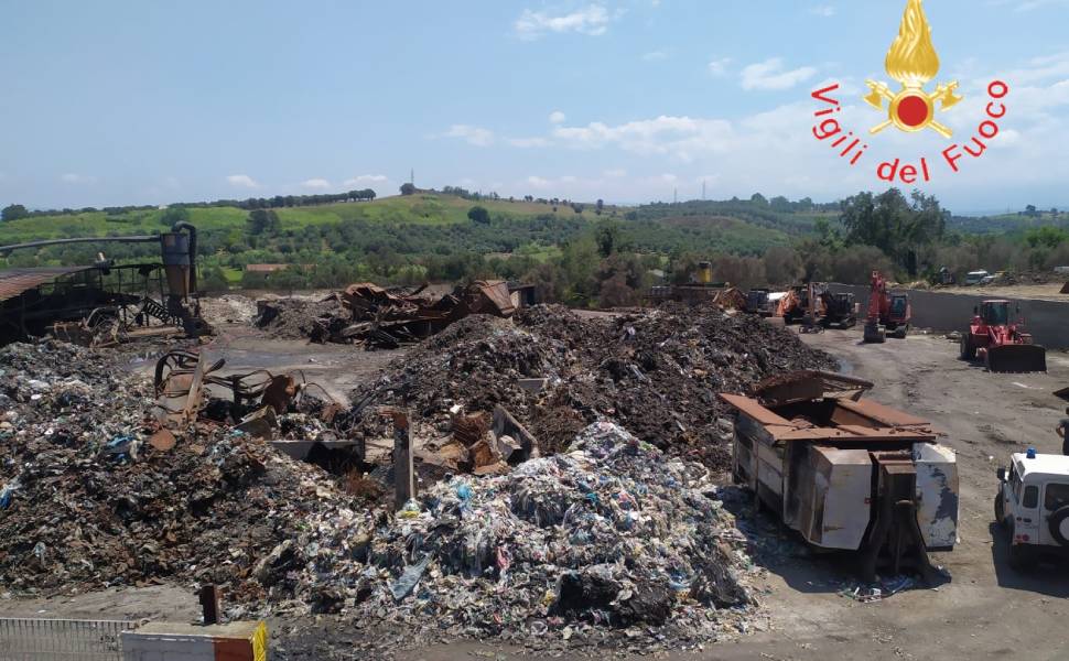 Spento l'incendio all'impianto di smaltimento dei rifiuti, Arpacal esclude rischi per la popolazione 53 incendio spento palmi vigili del fuoco 01