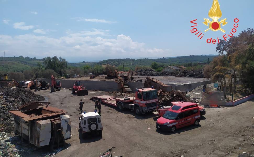 Spento l'incendio all'impianto di smaltimento dei rifiuti, Arpacal esclude rischi per la popolazione 54 incendio spento palmi vigili del fuoco 02