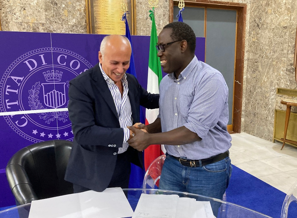 la stretta di mano tra Franz Caruso e il Presidente della Consulta Intercultura 1