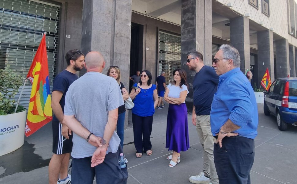 USB Cosenza «grave situazione per i lavoratori della coop Adiss». Protesta al Comune 51 protesta cooperativa adiss comune cosenza
