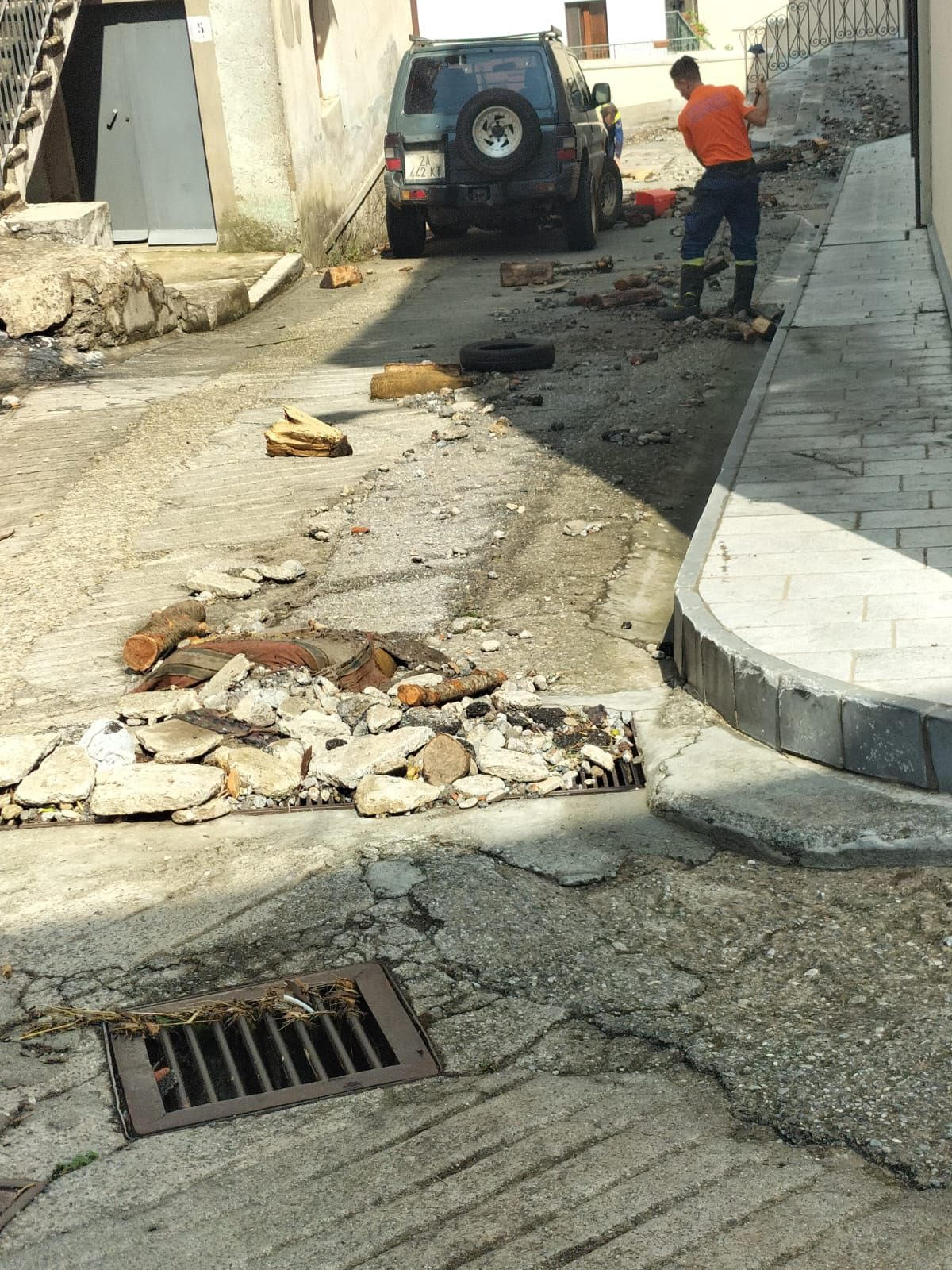 Paura a Lungro per il maltempo, violenta bomba d'acqua: fango e detriti invadono le strade 55 10