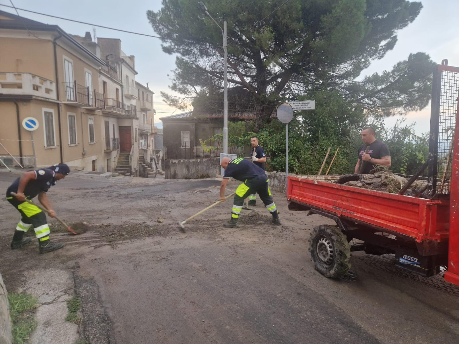 Paura a Lungro per il maltempo, violenta bomba d'acqua: fango e detriti invadono le strade 56 11