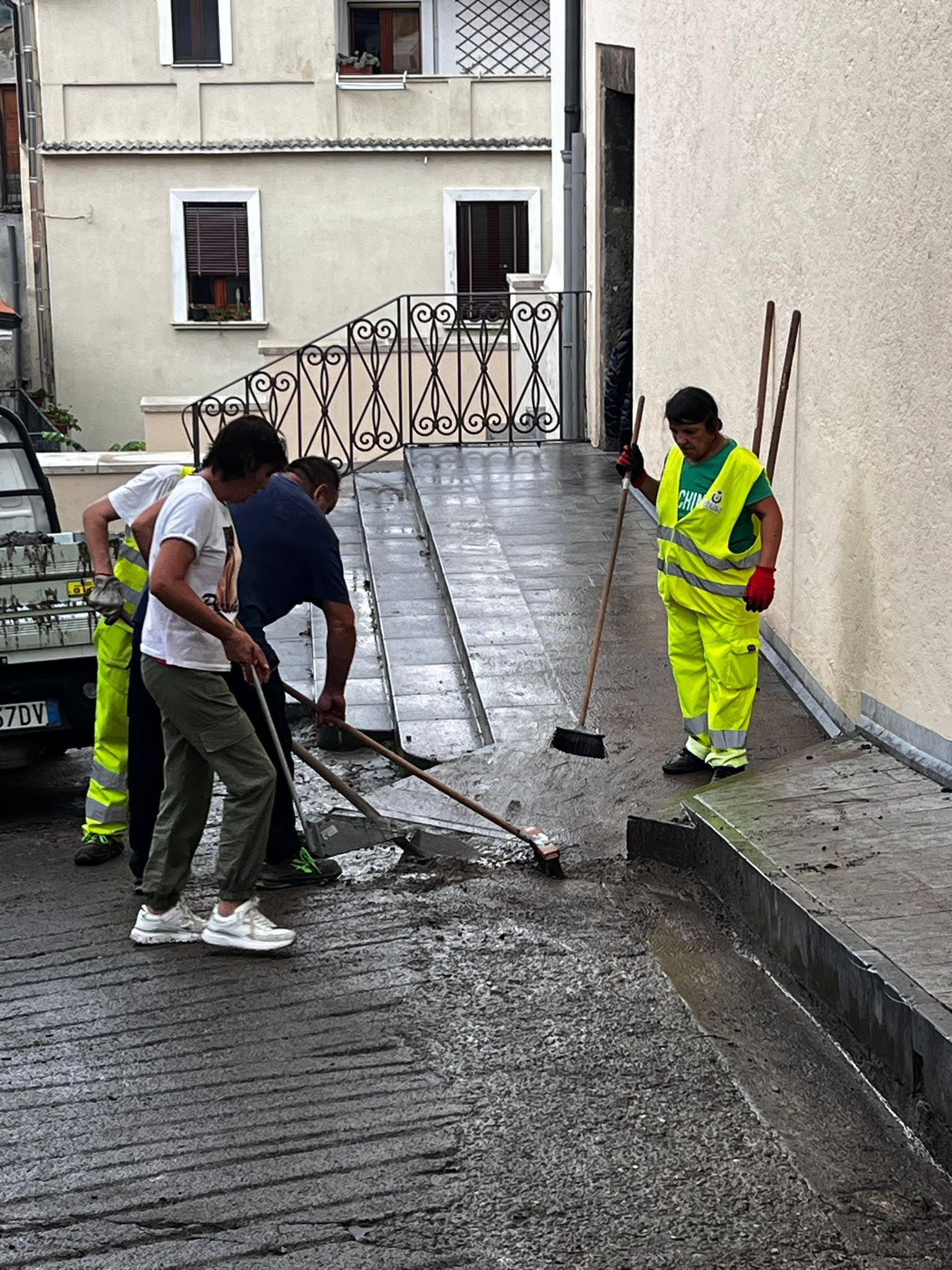 Paura a Lungro per il maltempo, violenta bomba d'acqua: fango e detriti invadono le strade 53 4