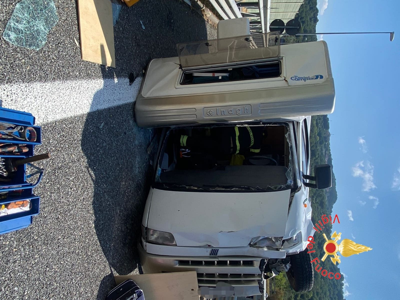 Camper si ribalta sull'A2, feriti due coniugi: chiusa la carreggiata in direzione sud - FOTO 55 40f4592d f3f9 4d94 a5eb dd1019649124 rotated