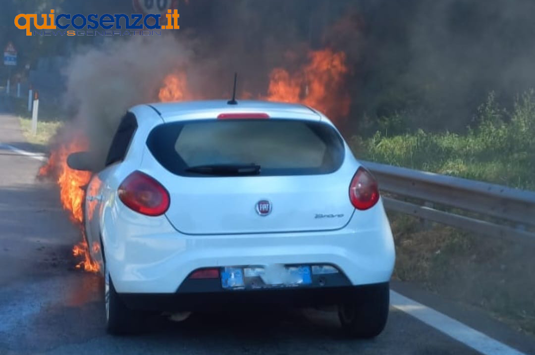 AUTO IN FIAMME A2