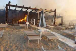 Incendio lido balneare Roccella Ionica
