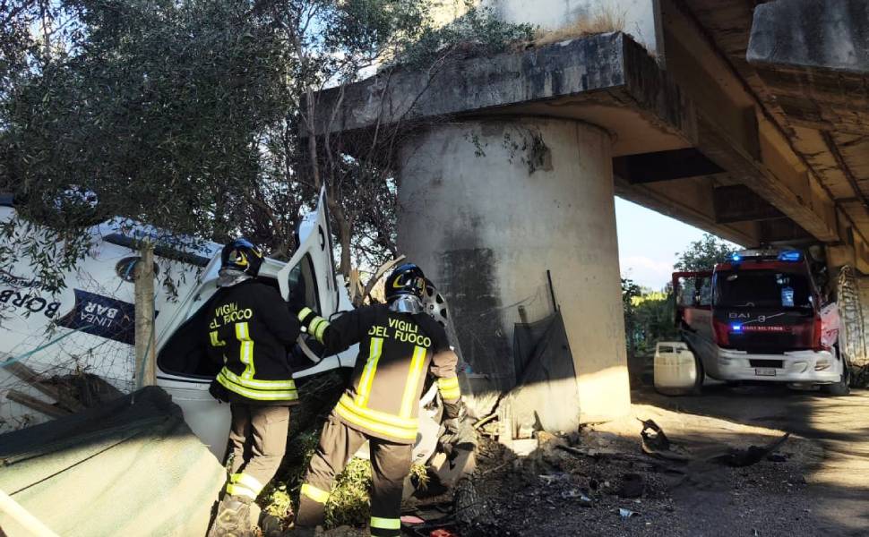 auto precipita 9 metri gioiosa jonica vvff