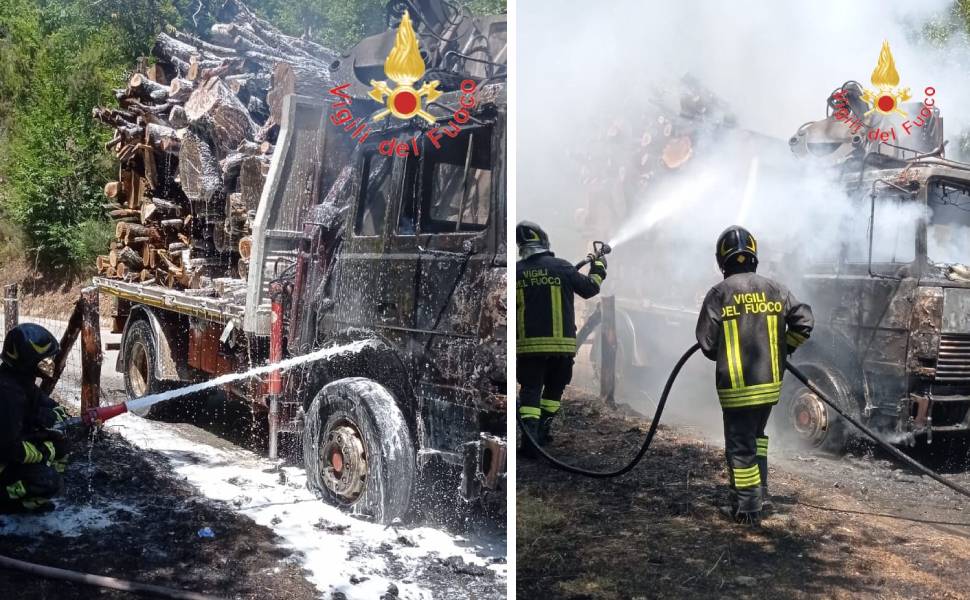 In fiamme un autocarro carico di tronchi, distrutta la cabina e parte del carico 53 autocarro incendio tronchi