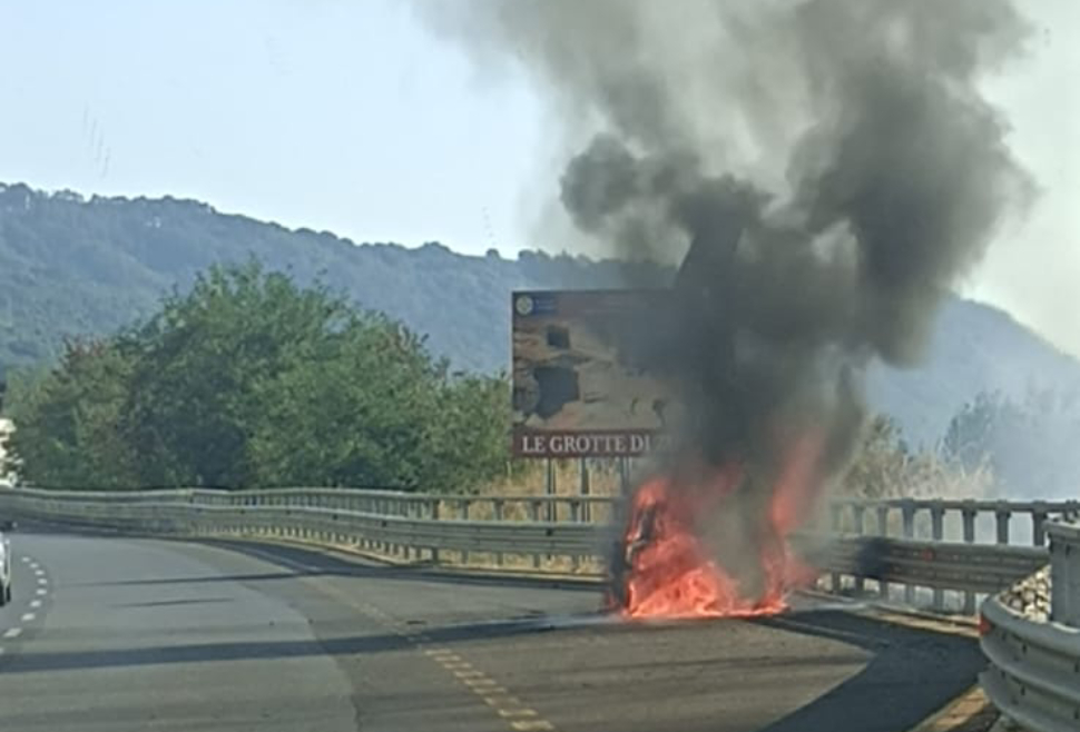 Auto in fiamme tra Pizzo e Sant'Onofrio, lunghe code: non ci sono feriti - FOTO e VIDEO 51 b6b1b93a c5d0 4fdd a4c5 ff4e85e4184b