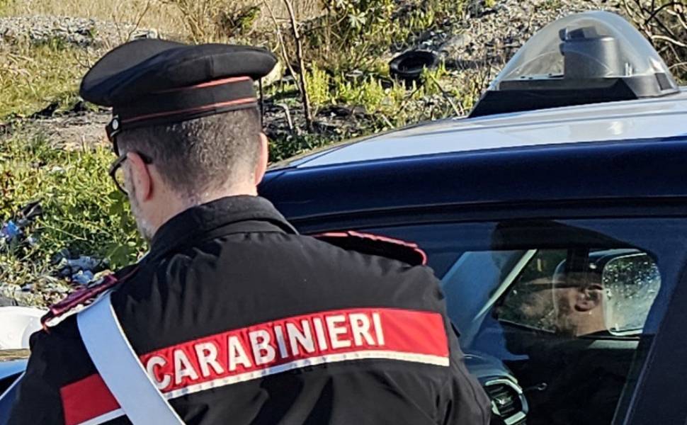 Ripreso dalle telecamere mentre fa sniffare cocaina sul cofano di un'auto, arrestato 51 carabinieri