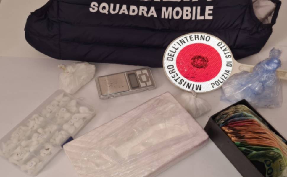 cocaina crotone garage casa arresto