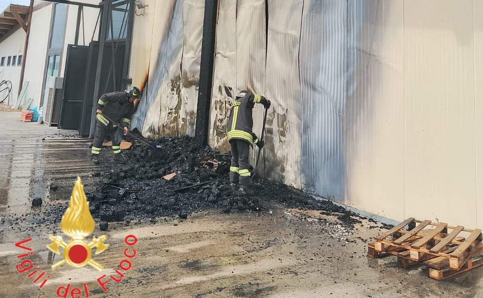 incendio-capannone-feroleto