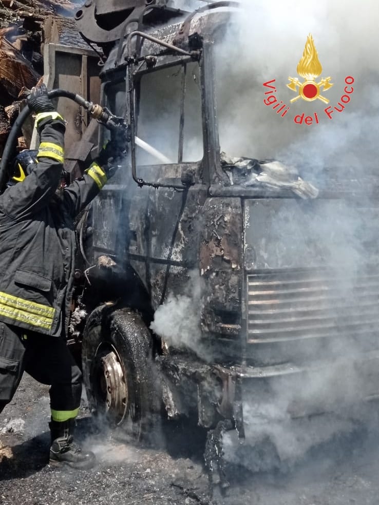 In fiamme un autocarro carico di tronchi, distrutta la cabina e parte del carico 54 incendio furgone tronchi