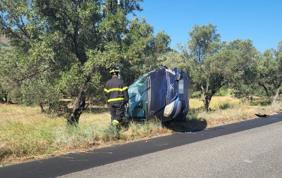 Scontro sulla Provinciale 162, auto si ribalta e finisce fuori strada: 3 ragazze ferite 51 incidente provinciale