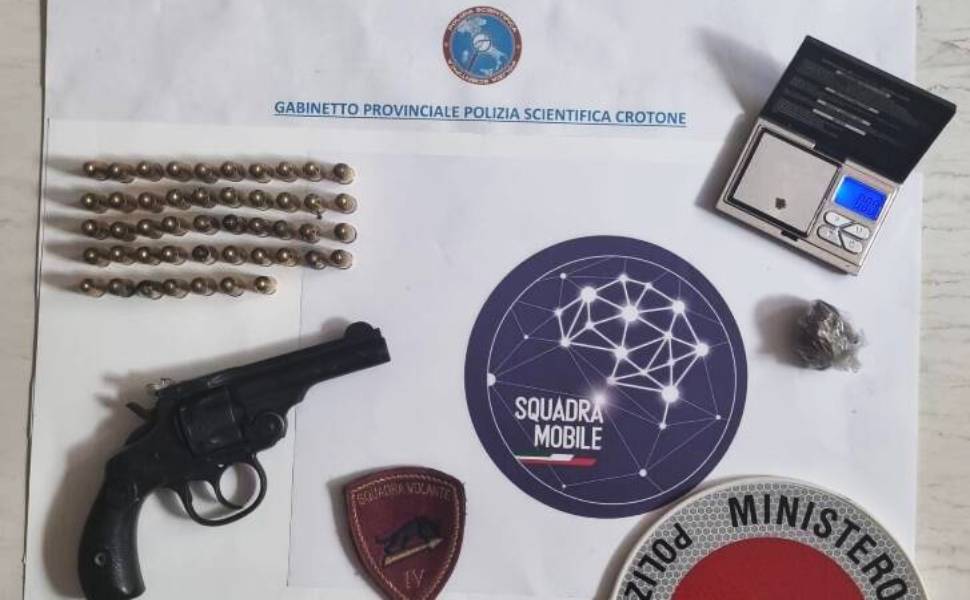 polizia arma crotone commerciante