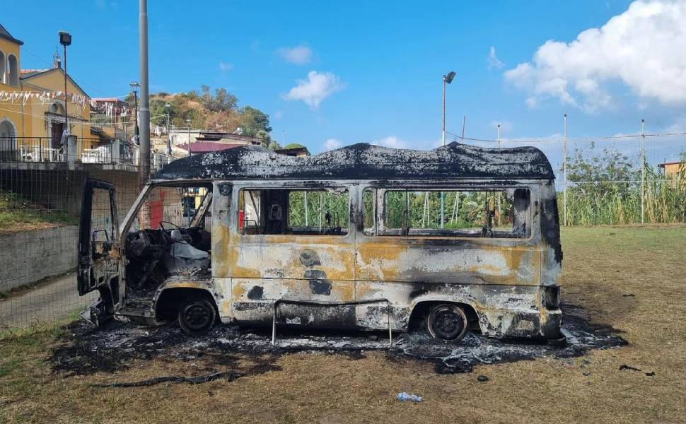 pulmino ass borgo croce fiumara incendiato 01