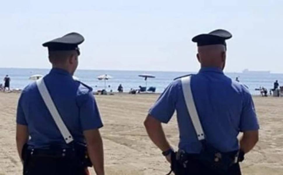 Ferragosto di follia: rissa in spiaggia, intervengono le forze dell'ordine 51 rissa in spiaggia generico cc