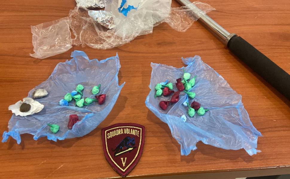 Cosenza: tenta di disfarsi della cocaina lanciandola dalla finestra, arrestato 35enne 51 volante cosenza droga